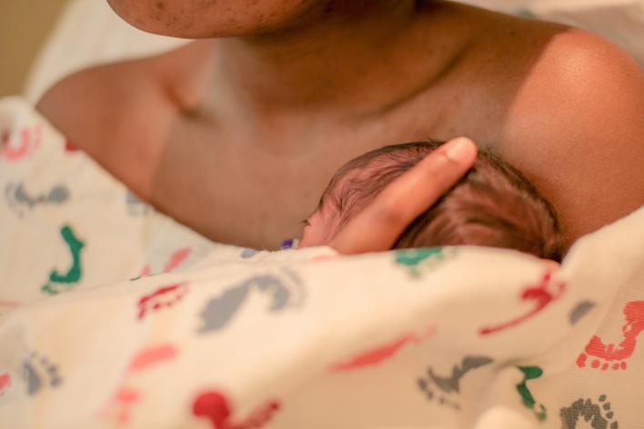 Los cuidados que requiere un bebé prematuro consta de métodos como estimulación temprana, "mamá canguro", cuidados respiratorios, entre otros.
