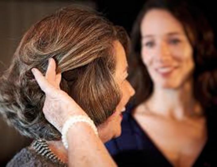La mujer llevaba 40 años usando audífonos en su oído izquierdo, pero en los últimos dos años tenía dificultades de audición. Gracias a la operación, podrá escuchar sin mayores inconvenientes y con rehabilitación brindada por el hospital. 